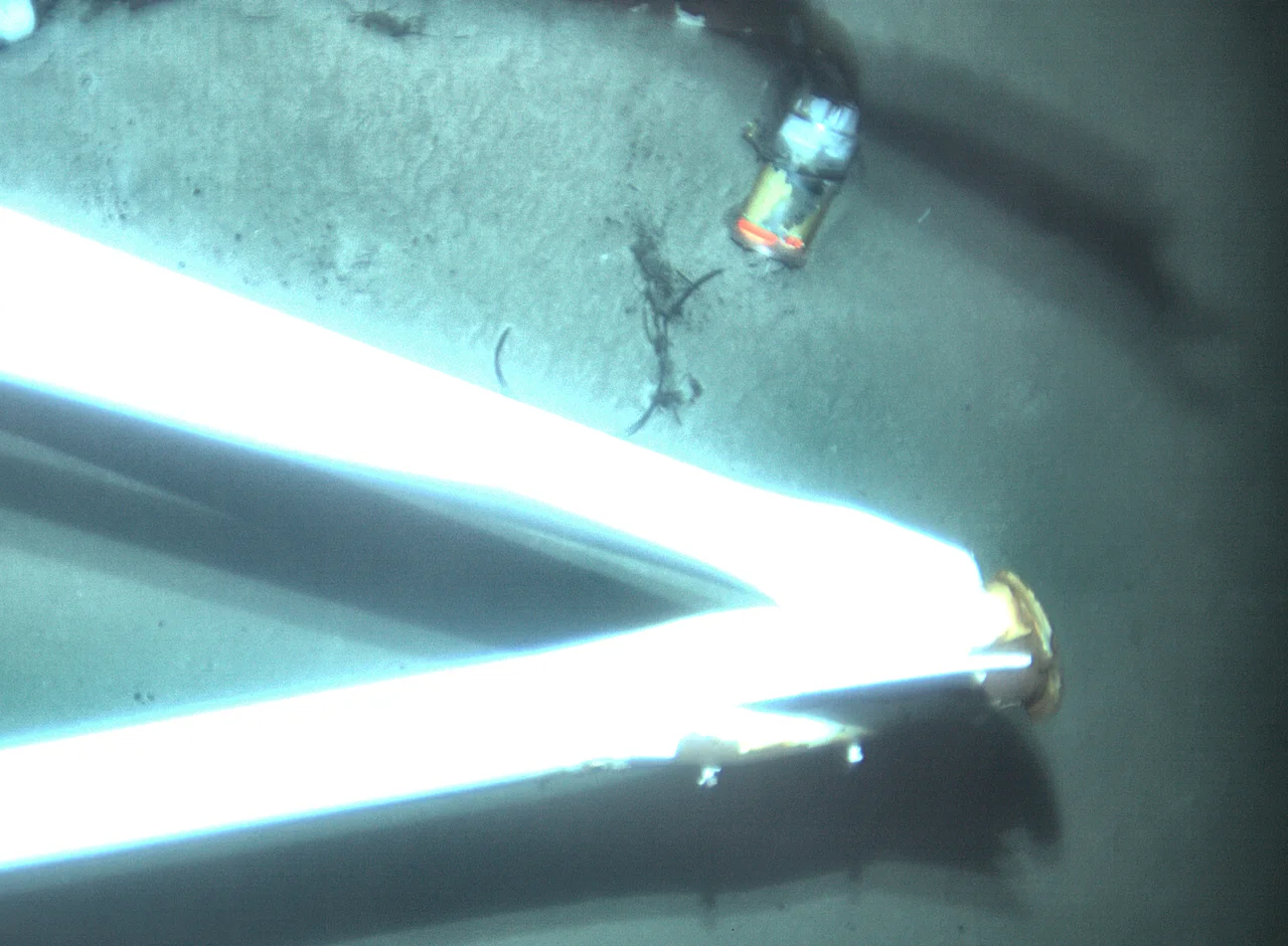 Voyage data recorder next to El Faro mast on ocean floor.