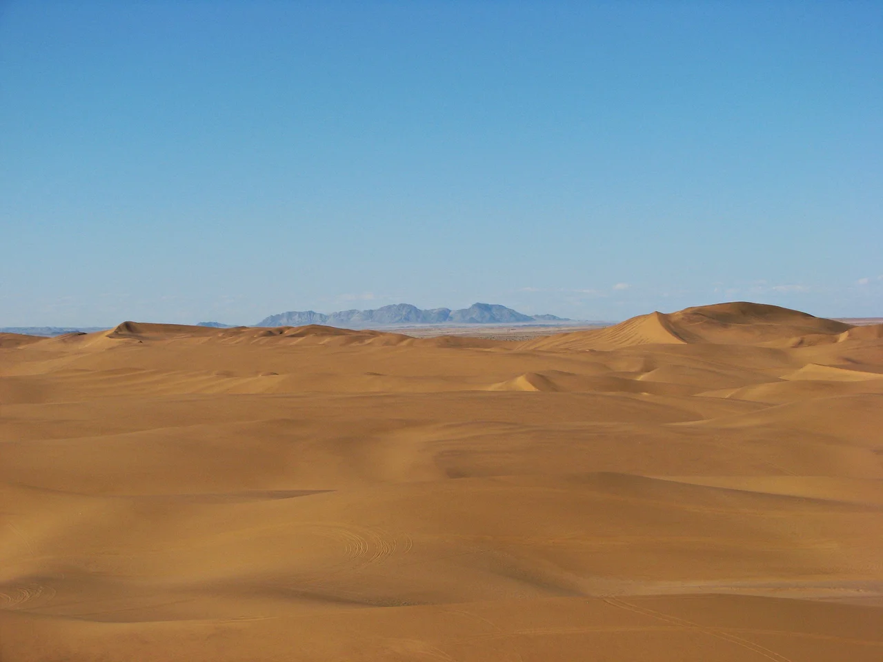Dorob-Nationalpark mit Erongo Gebirge im Hintergrund