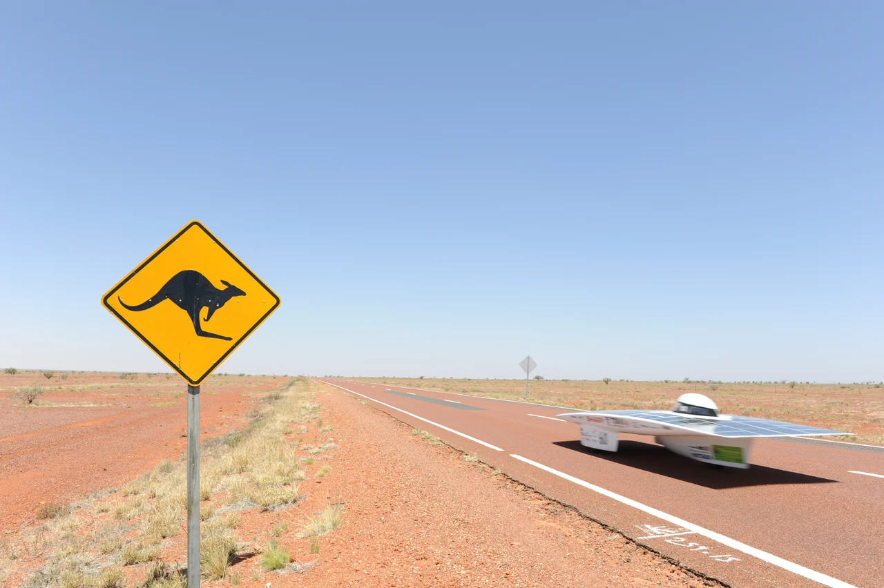 Solar Car "Tokai Challenger" running on the Stuart Highway. (2009/10/27)