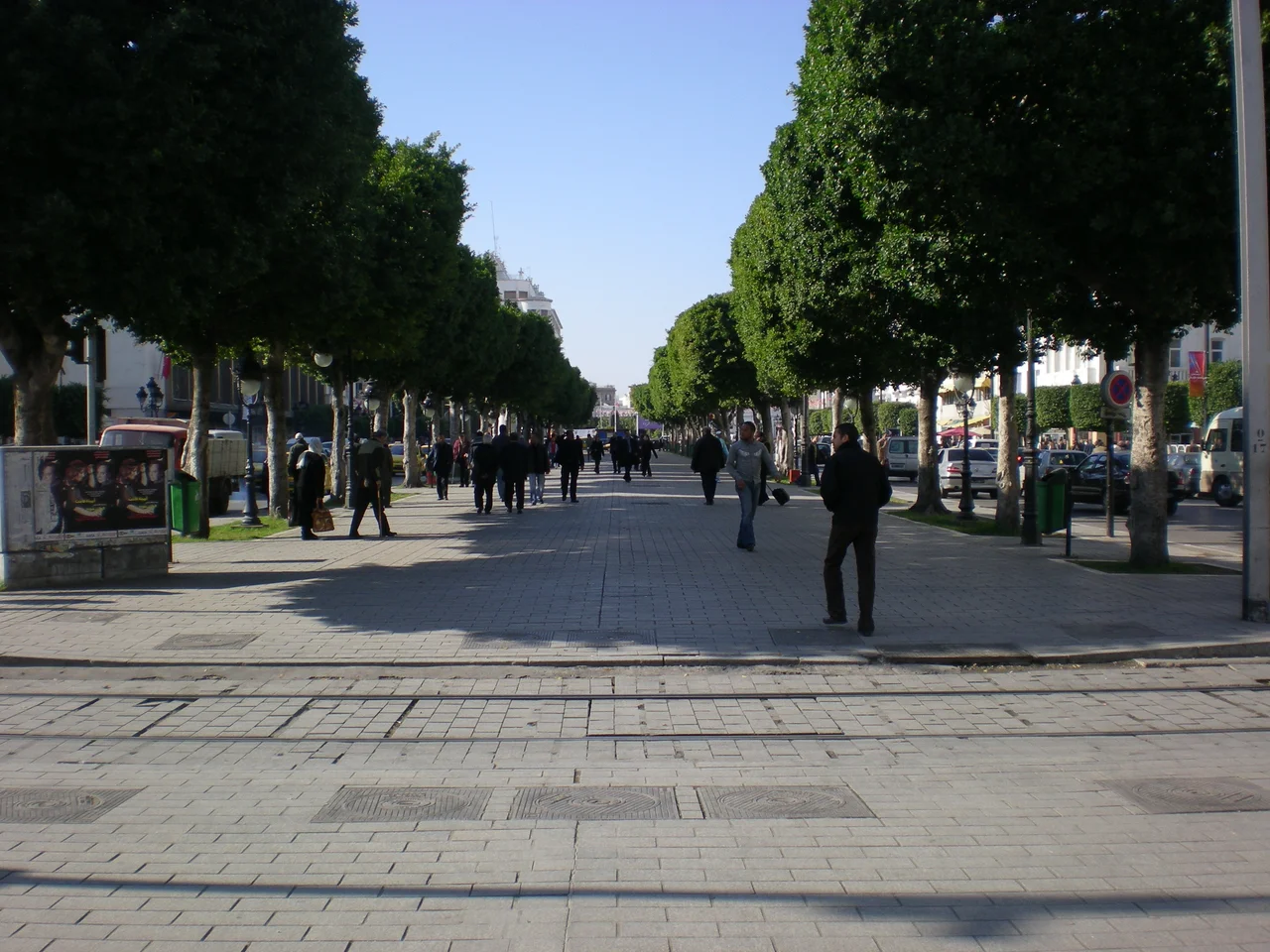 Avenue Habib Bourguiba à Tunis, direction port de France.