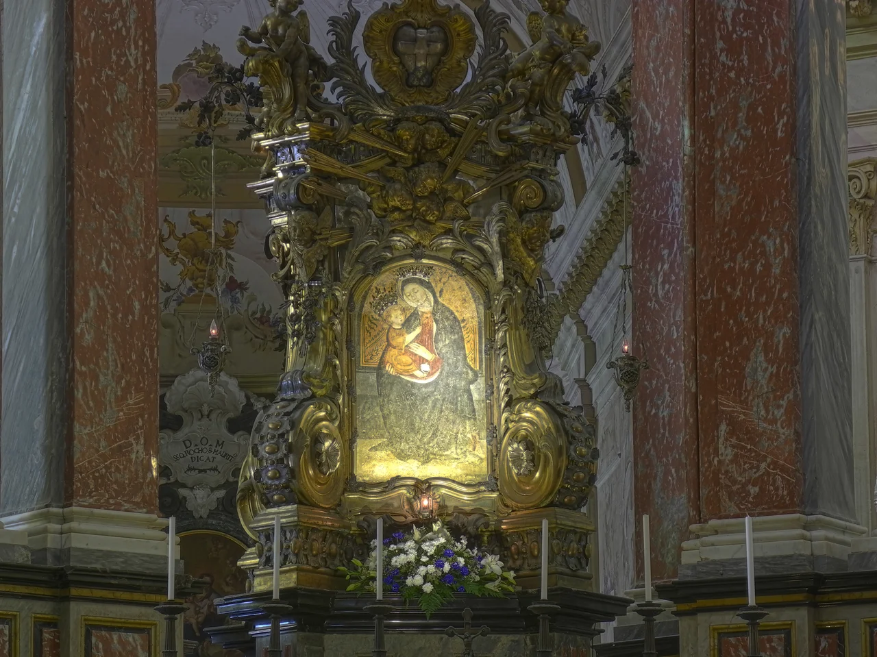 La Sacra Icona del pilone originale posta sull'altare maggiore