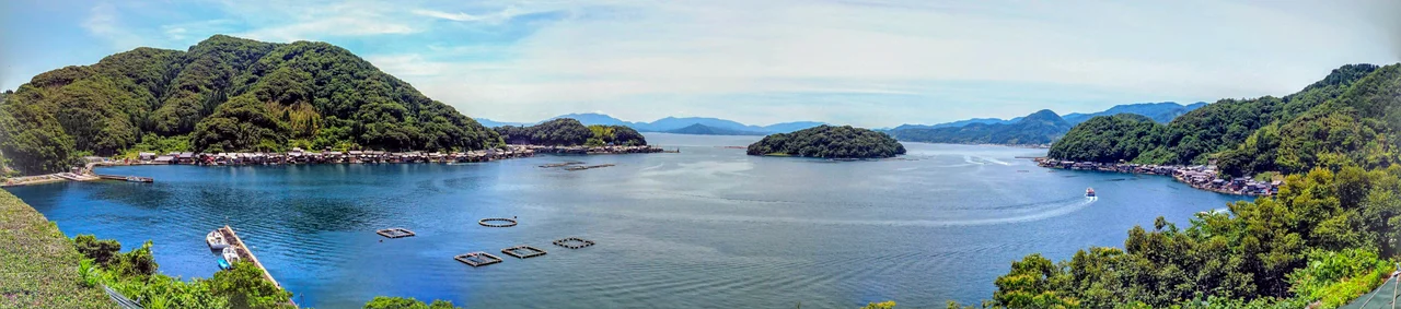 京都府与謝郡伊根町にある伊根湾全景。伊根湾（伊根浦）沿いに舟屋が立ち並ぶ。